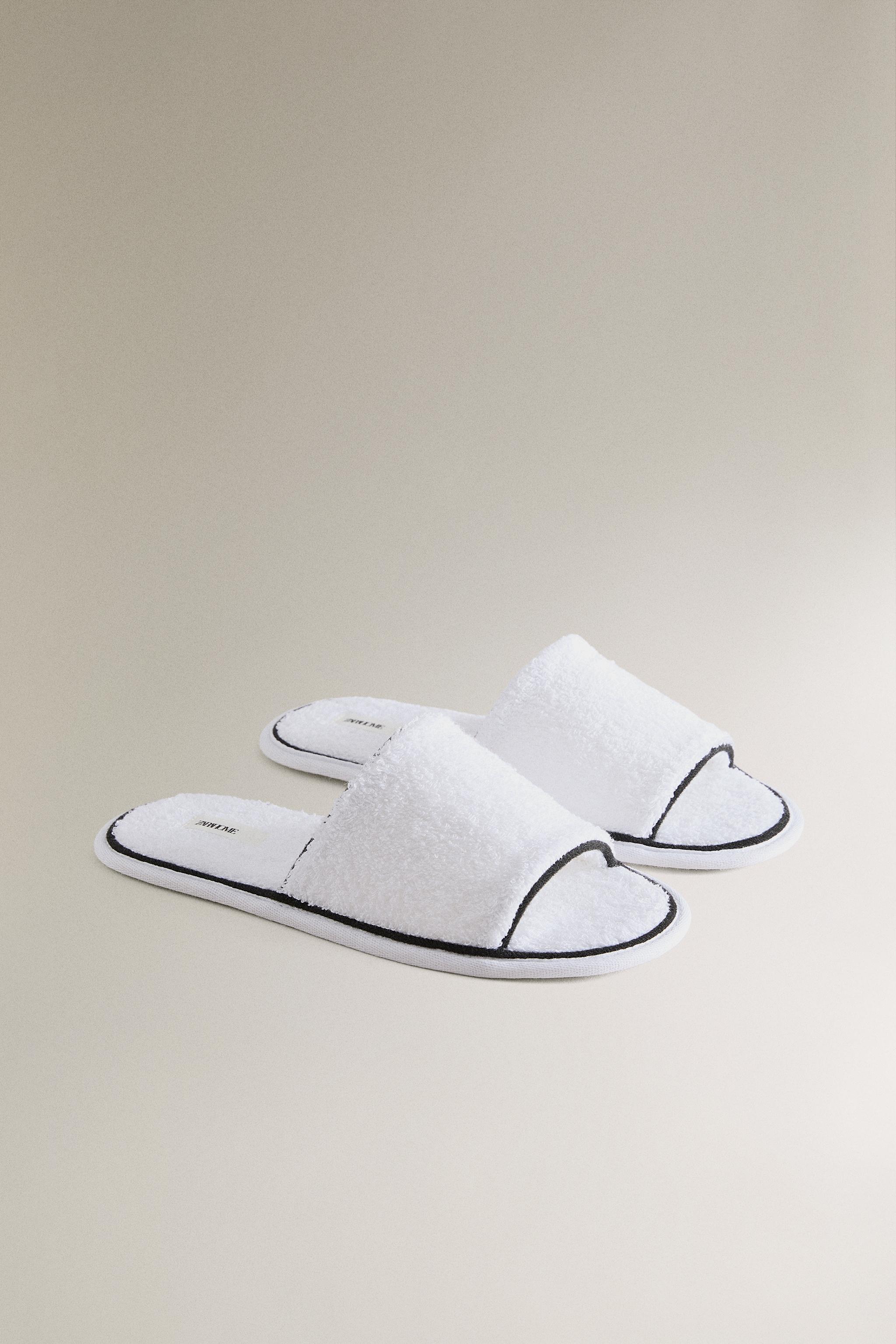 PANTOUFLES À BOUT OUVERT SERVIETTE DE BAIN DÉTAIL VIF